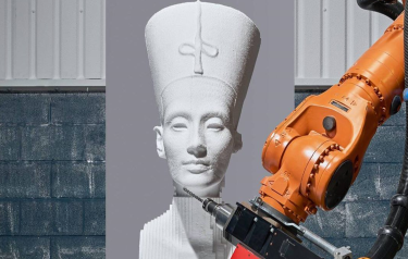 Fast and precise: the KUKA robot mills a polystyrene bust for Hollywood. (Image: Robocarv)