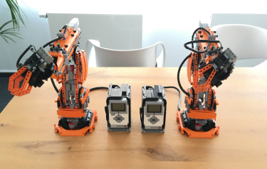 The miniature robot consists of 1,010 plastic system blocks, motors and sensors.