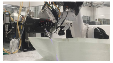 Layer by layer, the KR QUANTEC from KUKA prints the hull of the MAMBO fibreglass boat.